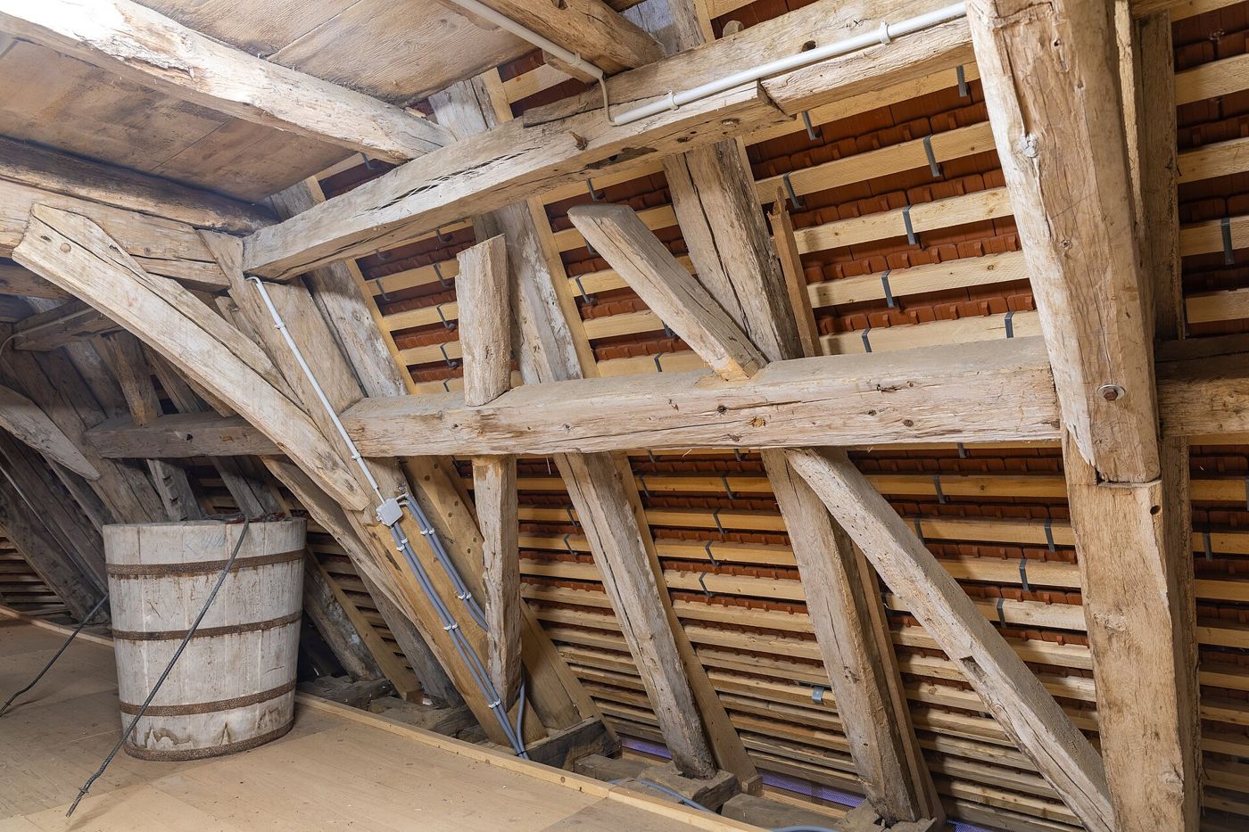 Charpente en bois vue depuis les combles