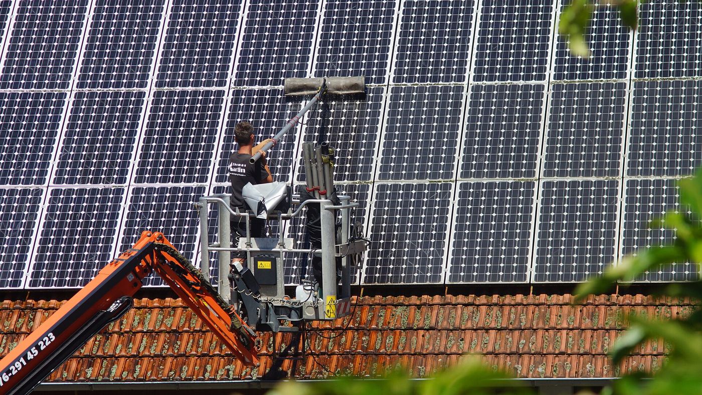 Nettoyage de panneaux photovoltaïques posés sur une toiture en tuiles